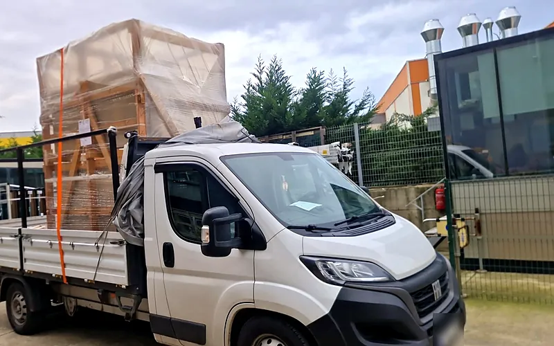 Şehirler arası taşımaya hazır, yükü sabitlenmiş GKHN kamyoneti