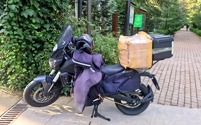İzmit motor kurye: arka çantasında koli taşıyan GKHN motoru